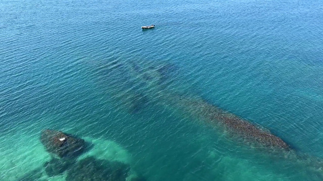 清澈的海水和海岸岩石，令人惊叹的海景。视频素材