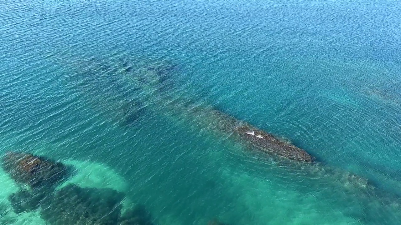 清澈的海水和海岸岩石，令人惊叹的海景。视频素材