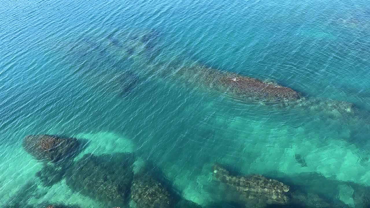 大海碧蓝碧蓝的涟漪美丽的水面。视频素材