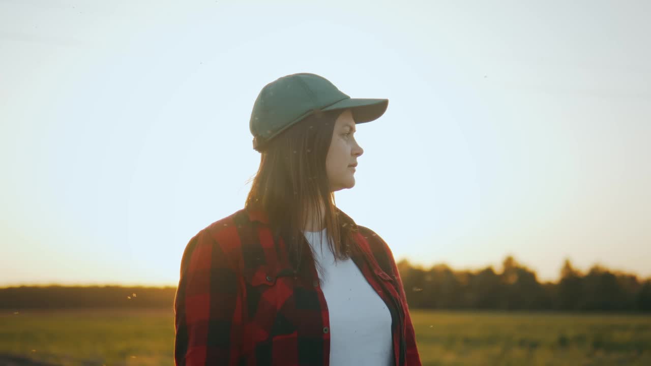 在夕阳的余晖中，飞越一位女农学家的相机视频素材