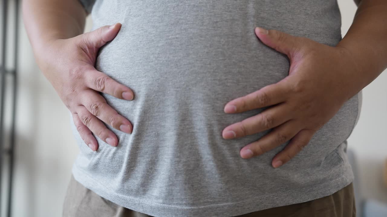 一个大男人用他的大肚子摸他的肚子视频素材