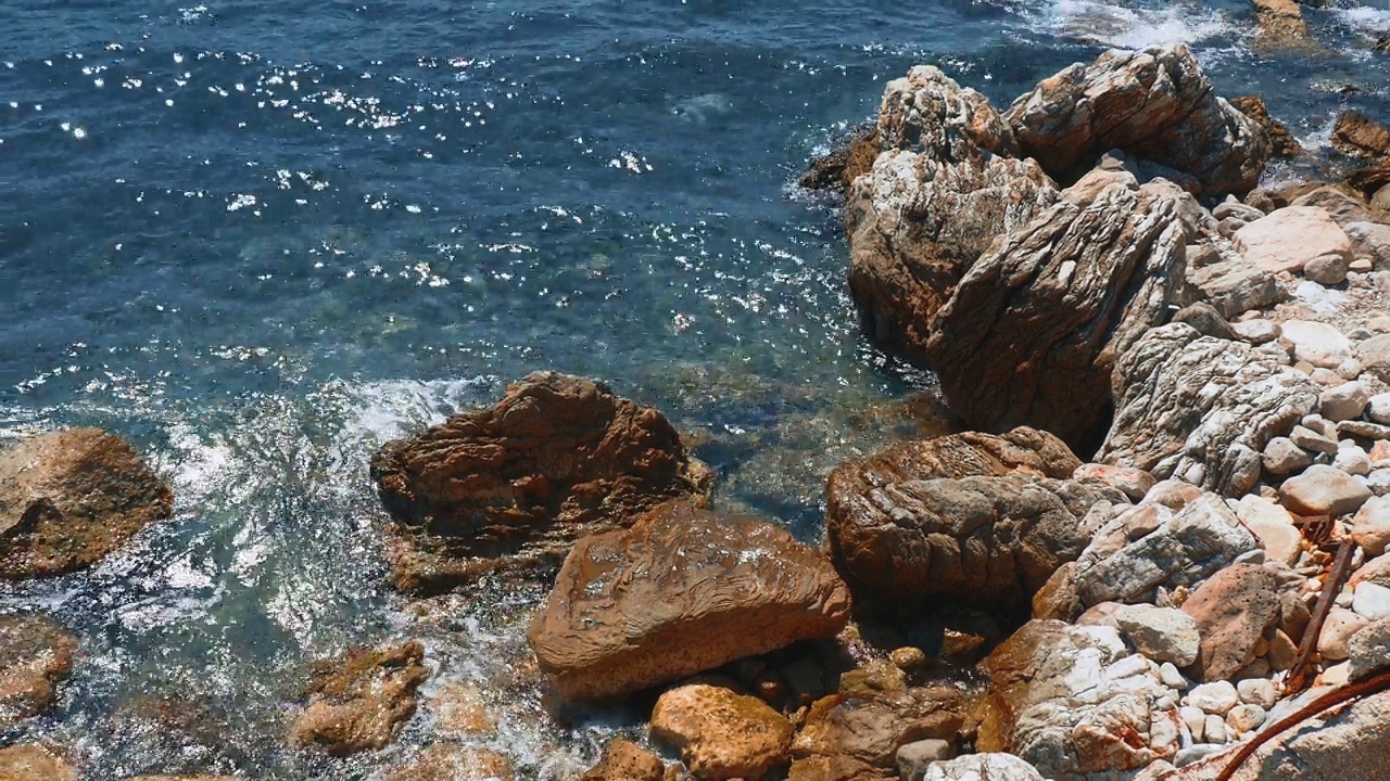 透明的海盐水质感。水面和涟漪的俯视图。海水海浪背景。长满海藻的岩石底部。浪花拍打着岩石。黑山，Herceg Novi视频素材