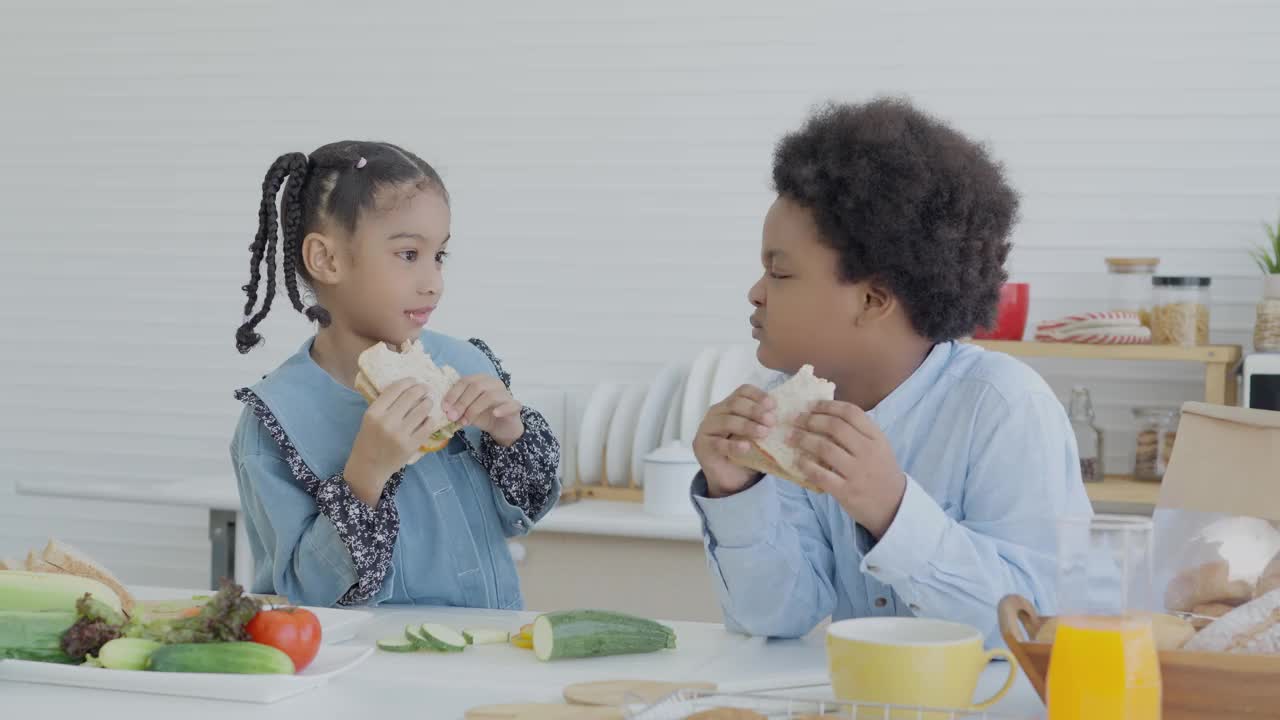 小孩子在厨房做饭。孩子们的生活方式和暑假的室内活动。视频素材