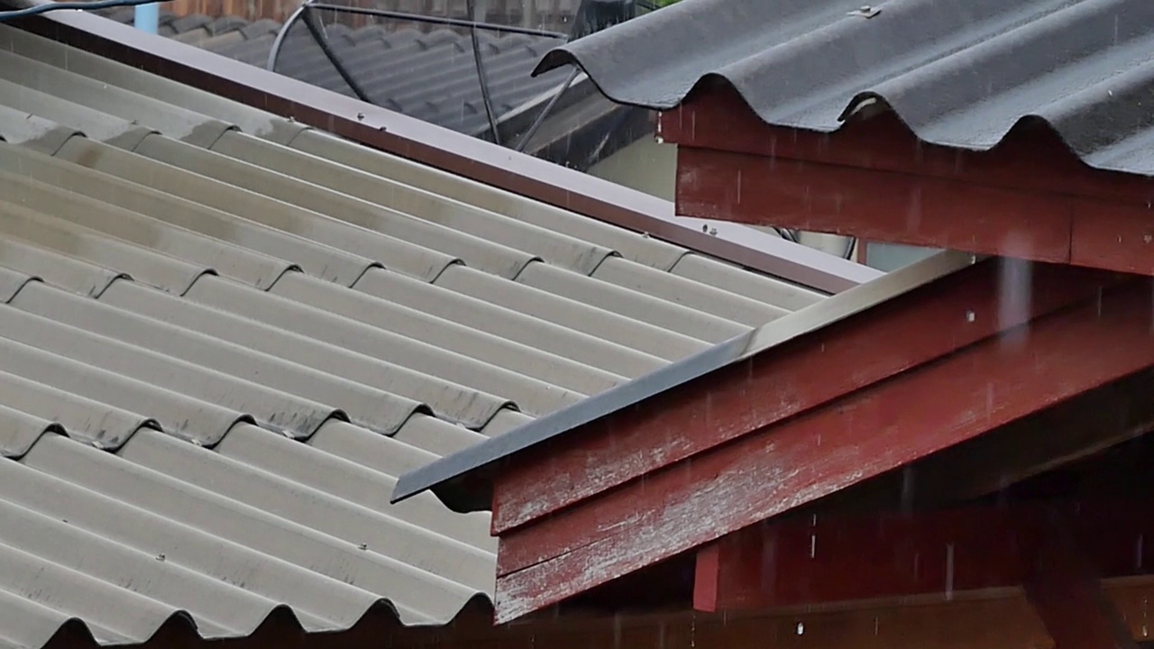 在雨季，雨水从木屋的屋顶上落下。微距视频慢动作。视频素材