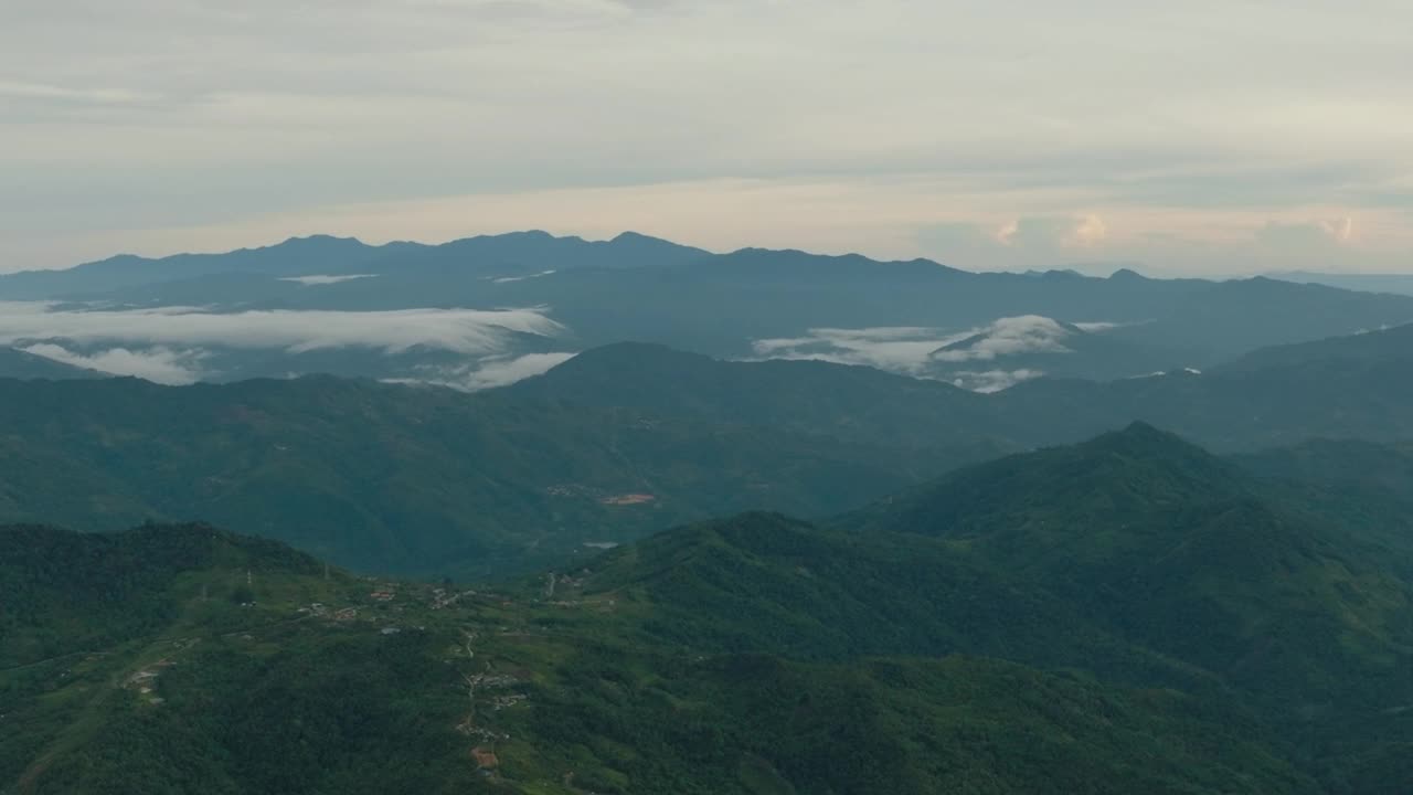 在一个多山的省，有雨林和农业用地的山脉。马来西亚婆罗洲,。视频素材