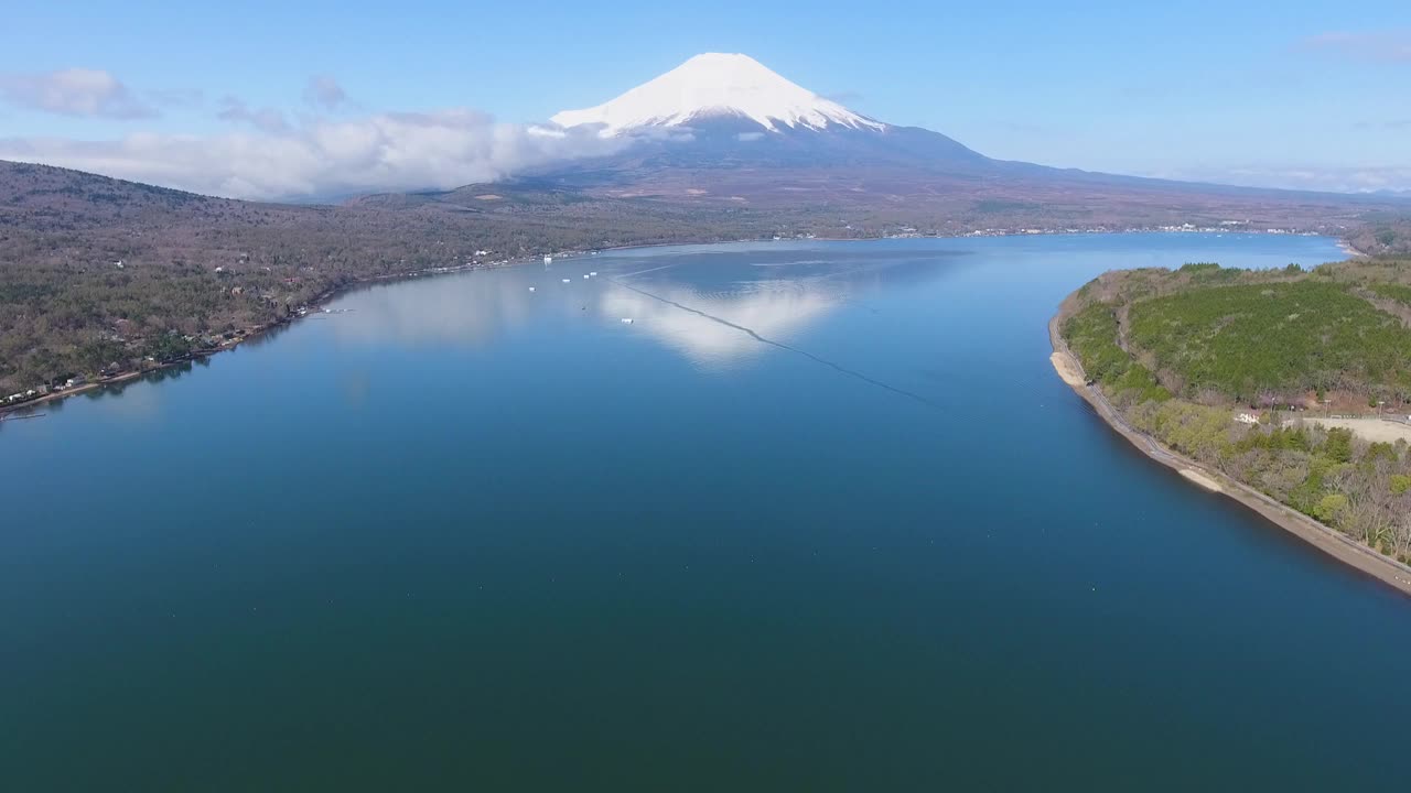 日本川口湖富士山的无人机鸟瞰图视频素材