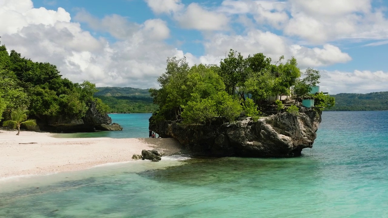 飞越萨拉洞海滩海景。视频素材