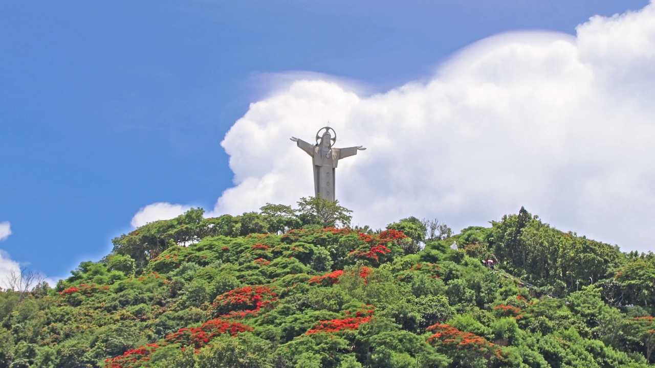 基督的雕像位于凤头市的陶峰山顶。昂头山顶耶稣基督雕像、汉巴寺和永峰角的俯视图。视频素材