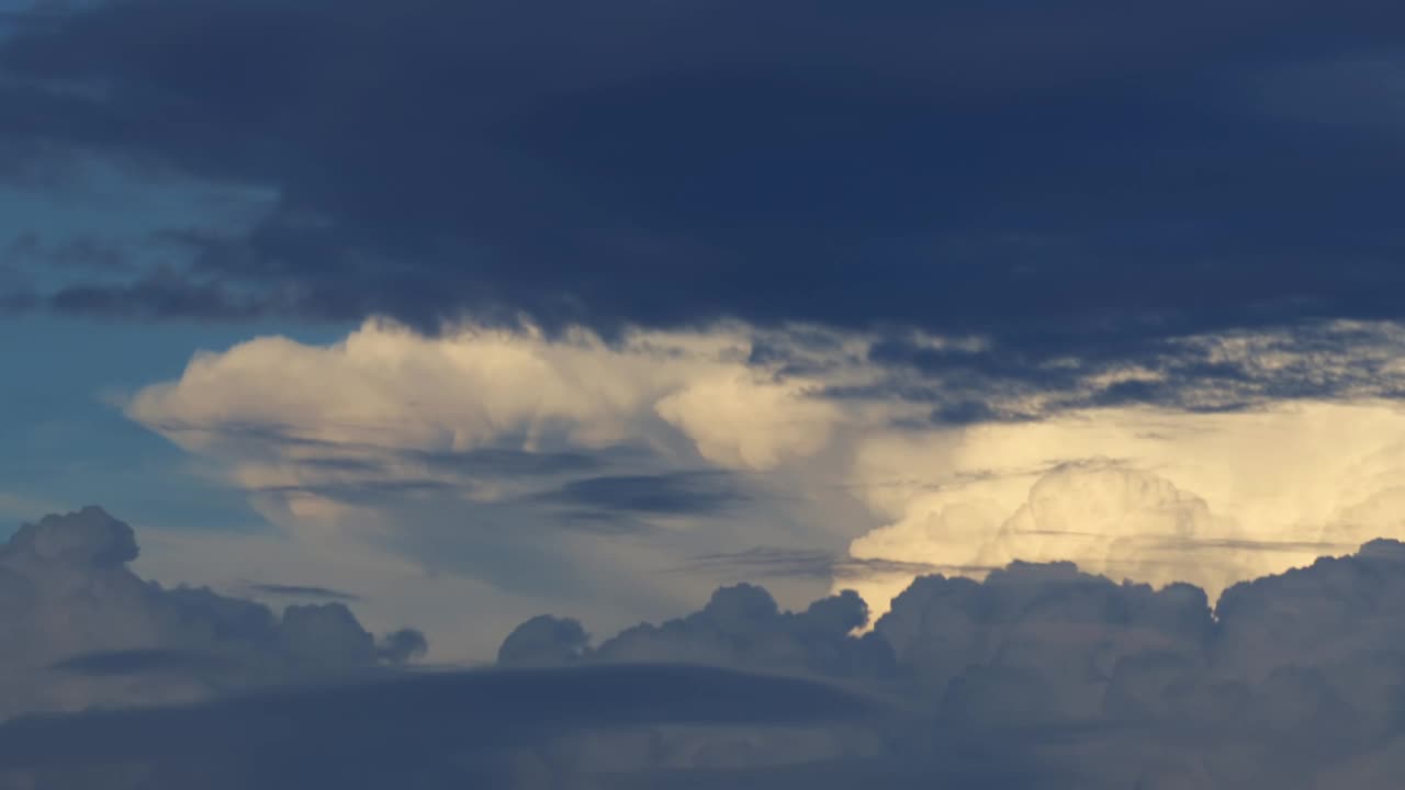 积云在暴风雨前的天空时间流逝。纹理，自然背景，克罗地亚，克尔克岛视频素材