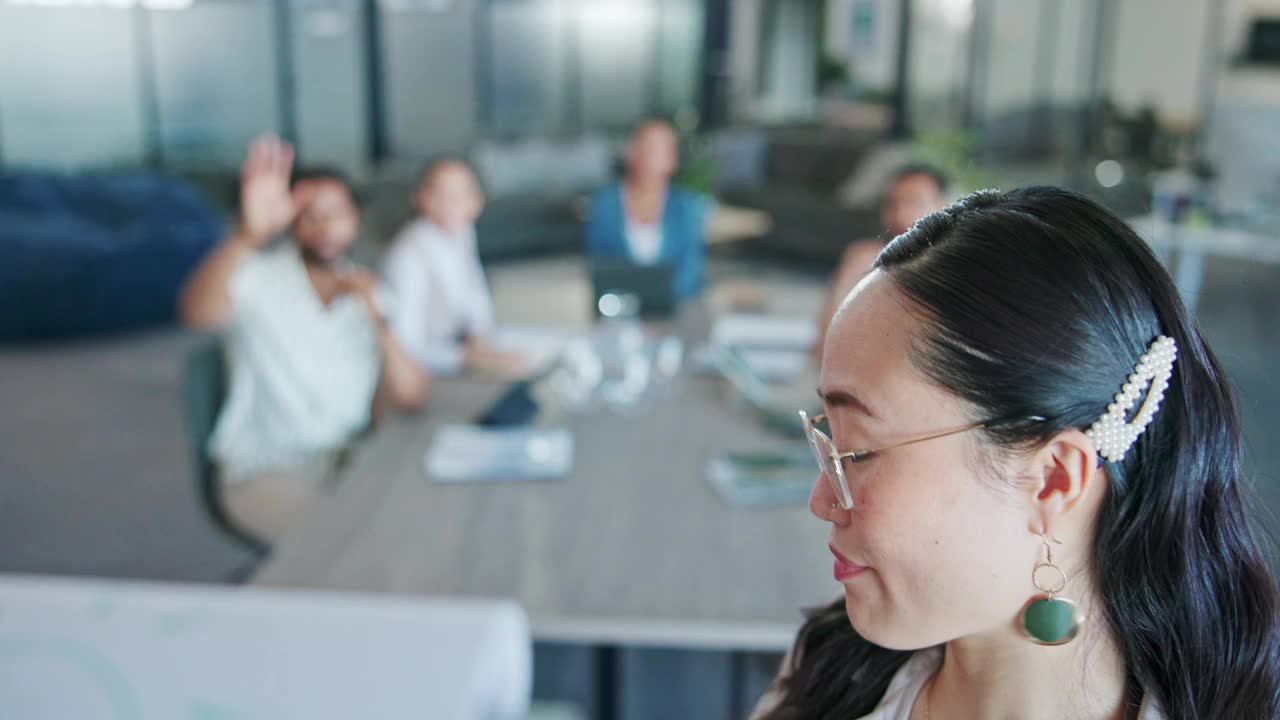 开会、提问，一位亚洲商务女性在会议室与她的团队讨论培训或计划。与在办公室工作的男性和女性员工进行演示，指导和协作视频素材