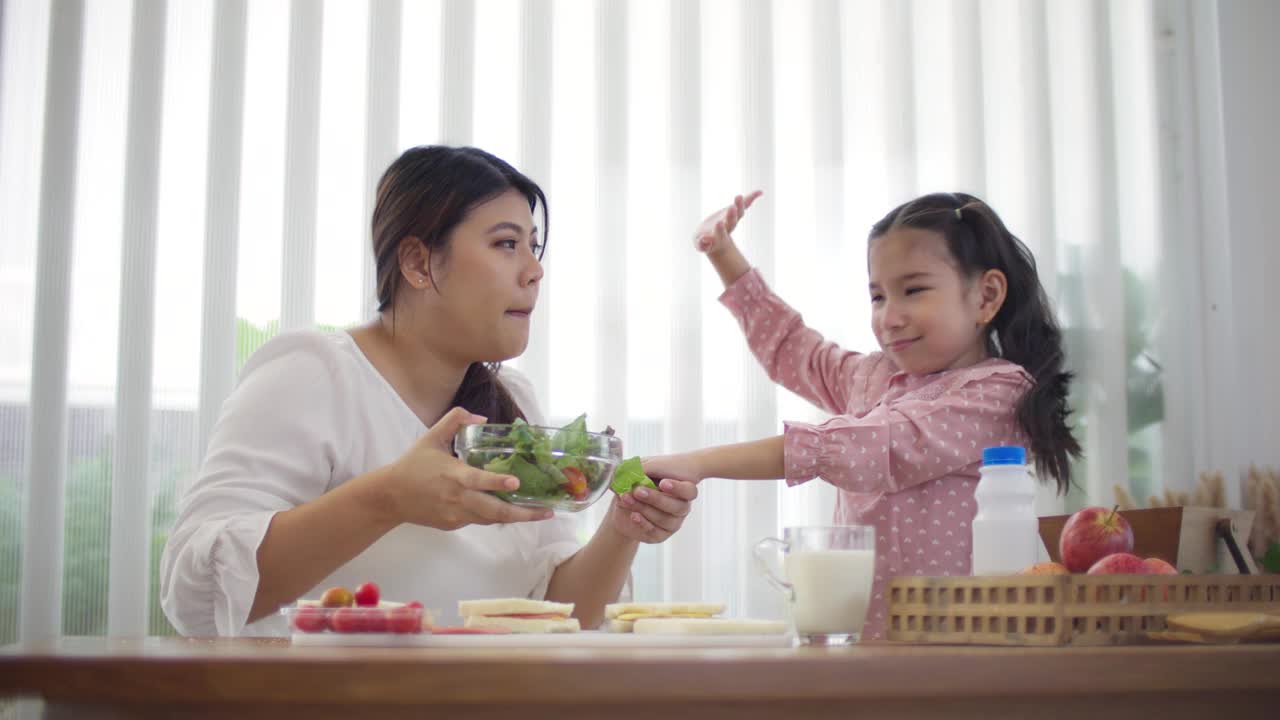 小女孩不想吃蔬菜，也不喜欢蔬菜。健康婴儿食品的概念视频素材