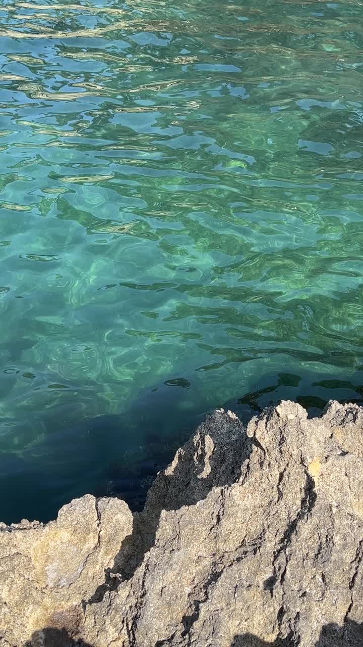 蓝色的海水和岩石，垂直视频。视频素材