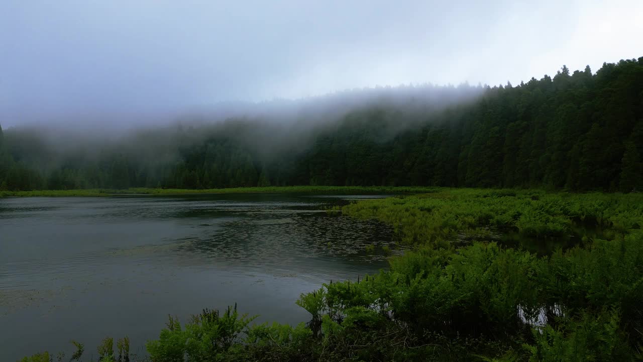 航拍图片Lagoa do Canário，一个葡萄牙泻湖，位于亚速尔群岛<s:1>米格尔岛，葡萄牙视频素材