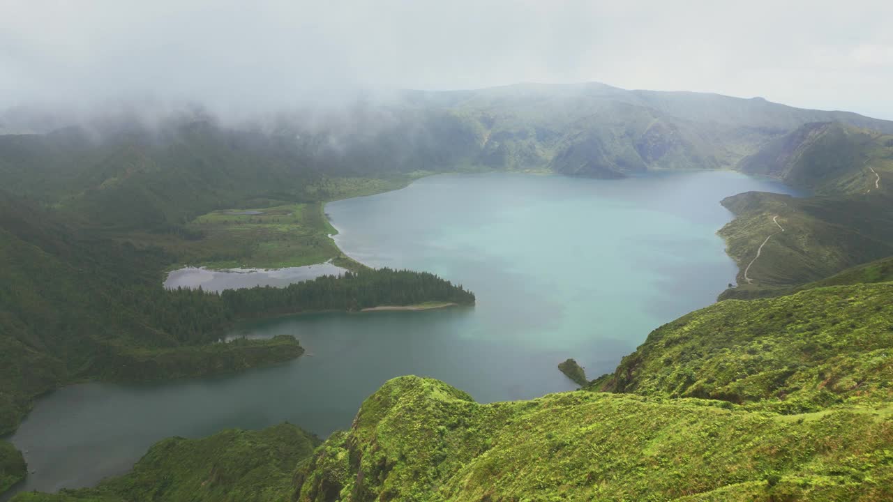 航拍图片Lagoa do Fogo(火焰湖)，葡萄牙的一个泻湖，位于亚速尔群岛的s<s:1> o Miguel岛上。视频素材