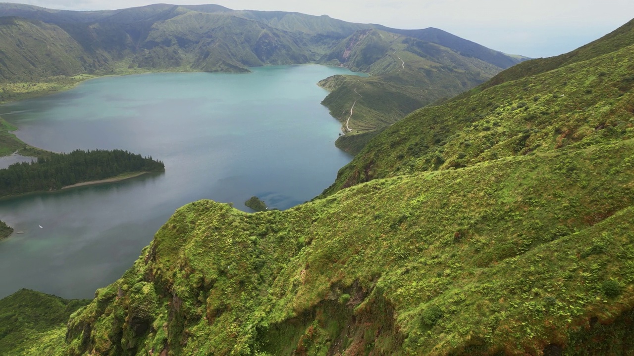 航拍图片Lagoa do Fogo(火焰湖)，葡萄牙的一个泻湖，位于亚速尔群岛的s<s:1> o Miguel岛上。视频素材