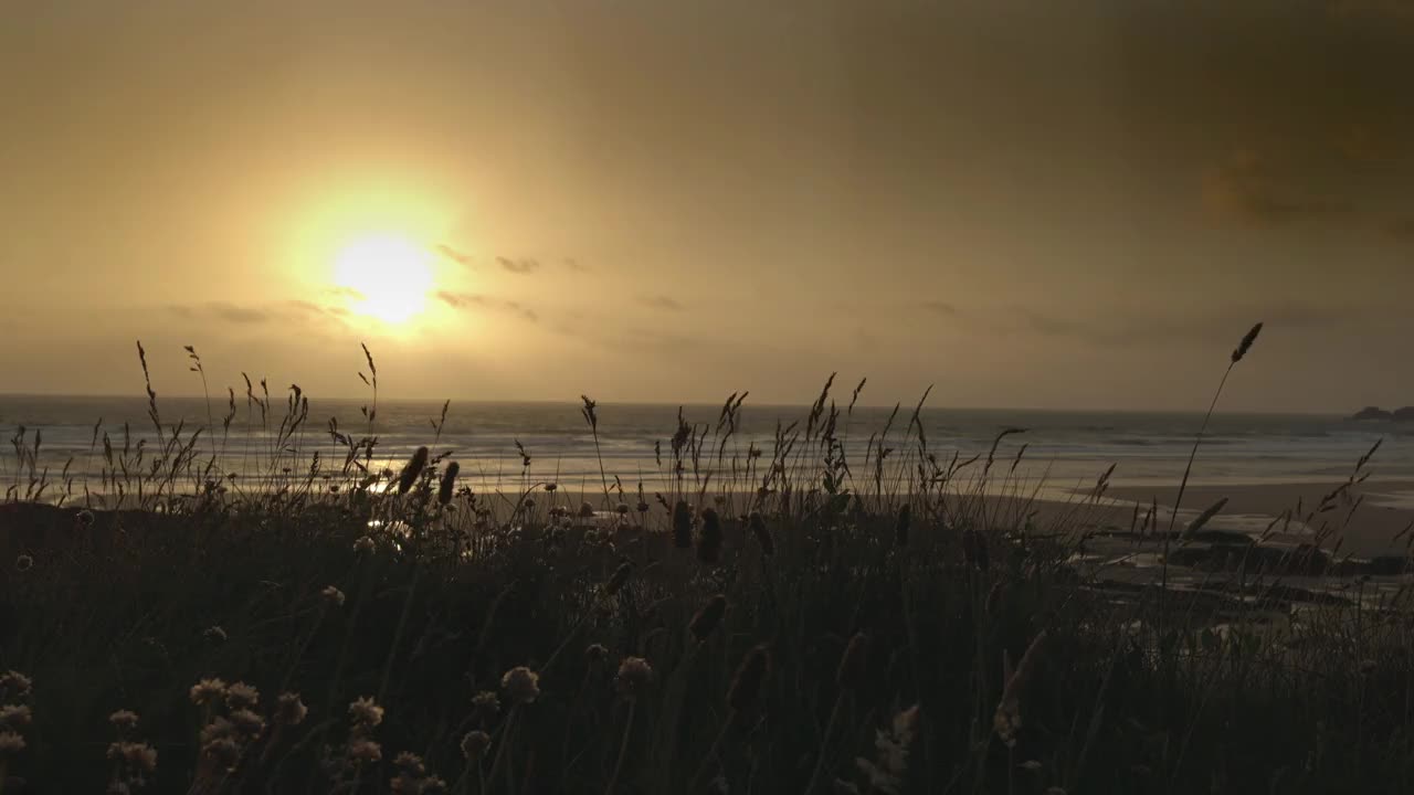 海上的夕阳。北康沃尔。视频下载