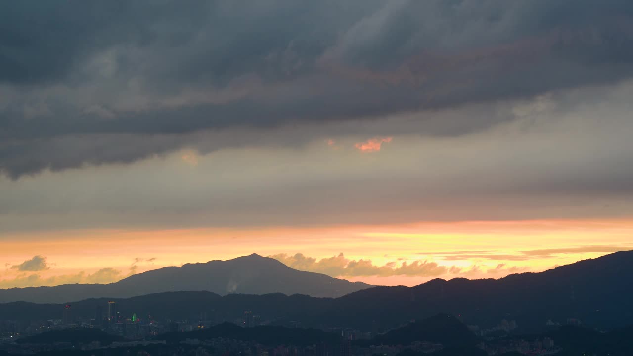 动态黄昏光线与观音山剪影。视频素材