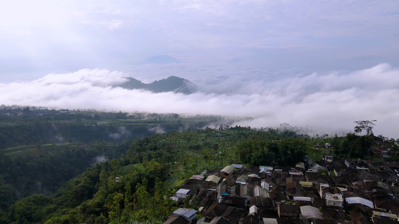 云层之上的乡村景色视频素材