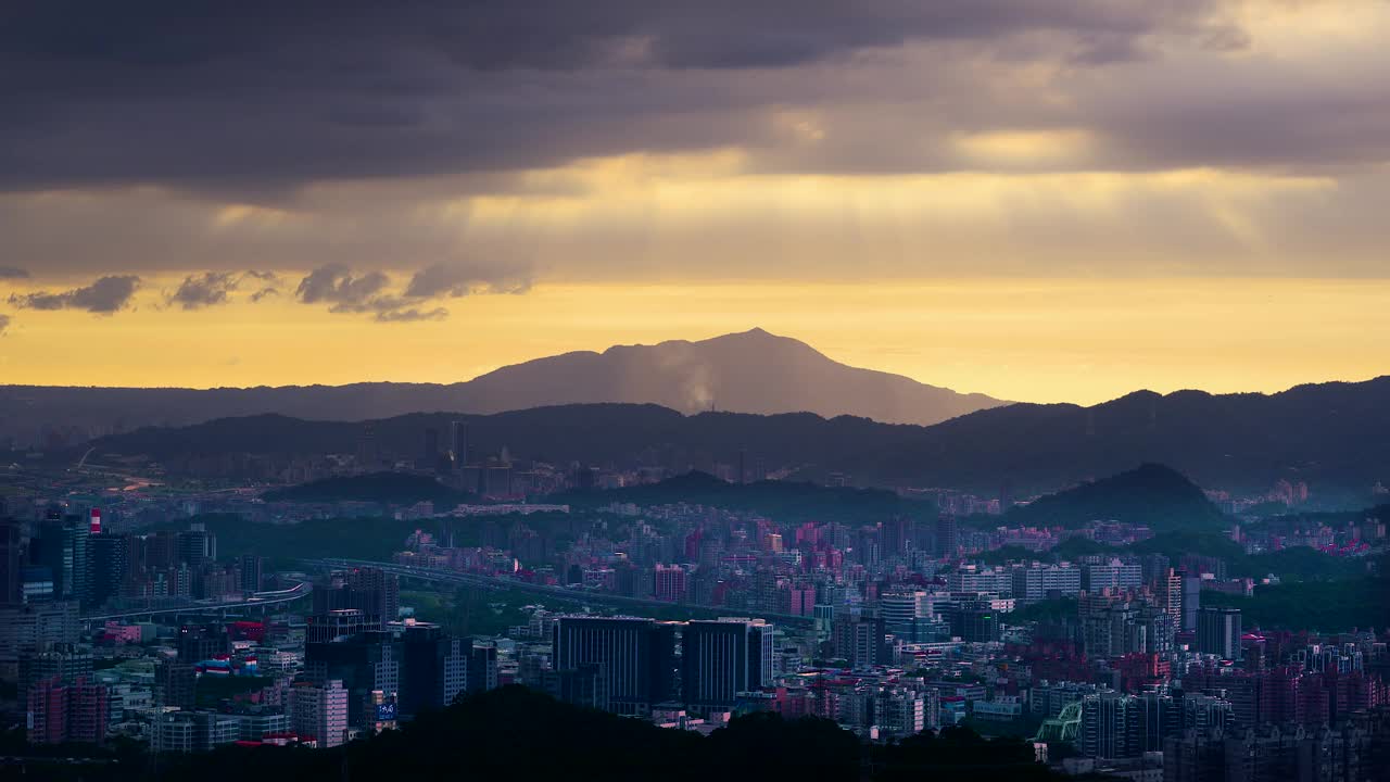 动态黄昏光线与观音山剪影。台北的天空。视频素材