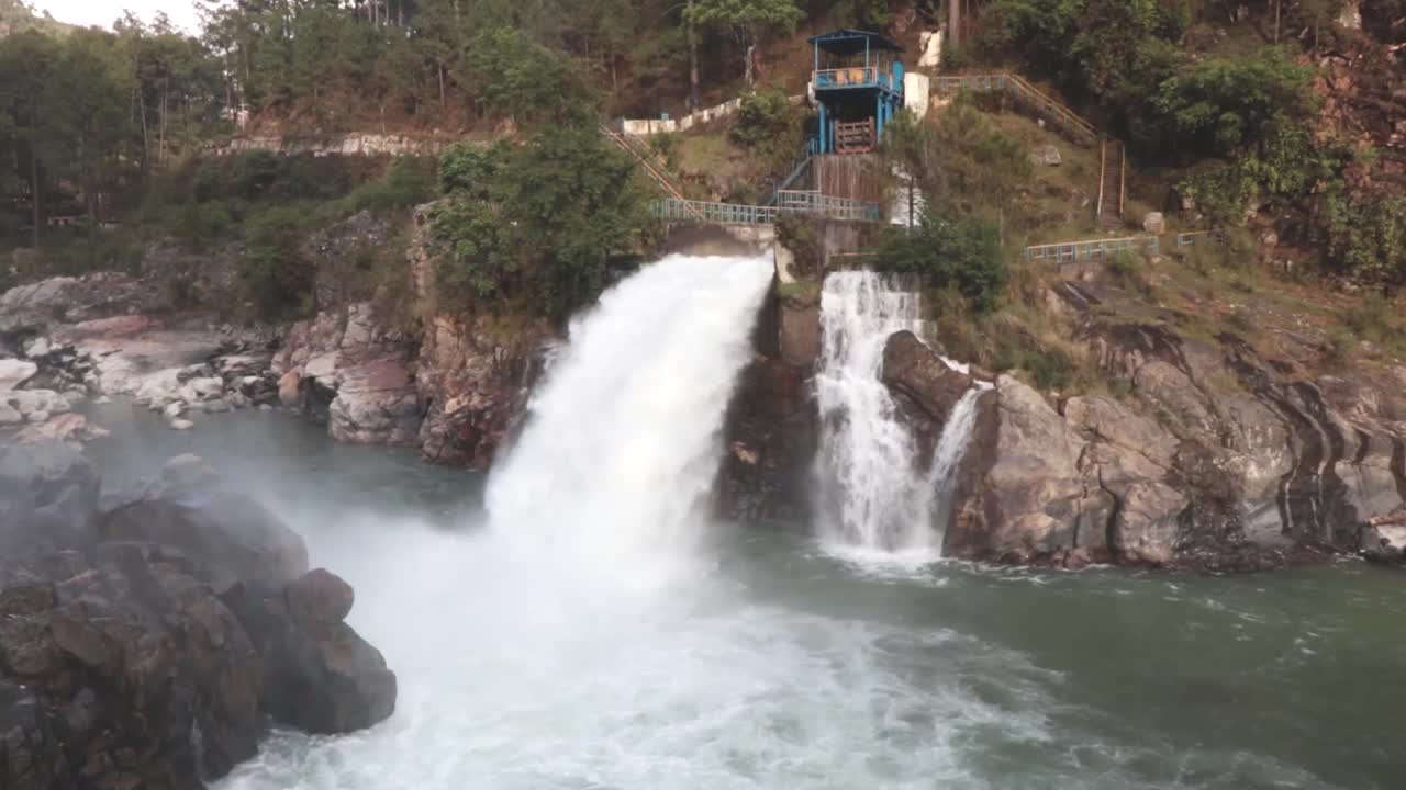 水流有力地流过大坝闸门视频素材