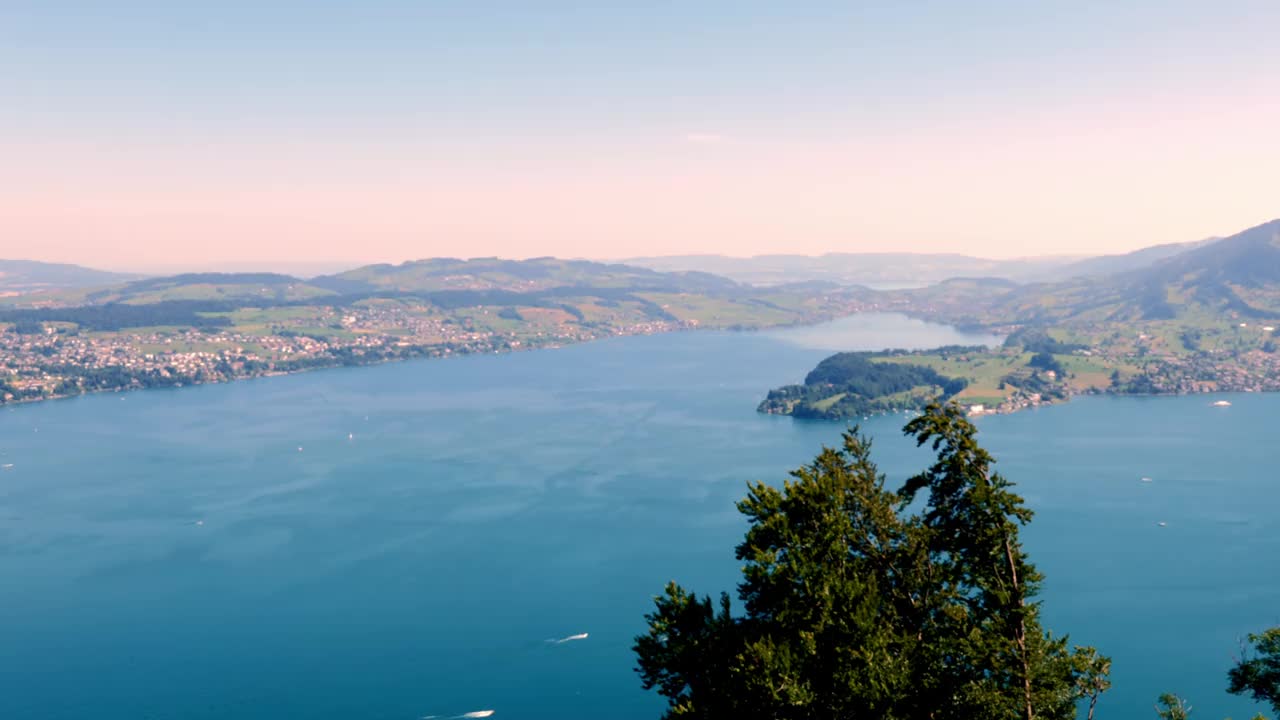 在一个阳光明媚的夏日，在卢塞恩湖和城市鸟瞰山景和湖景视频素材