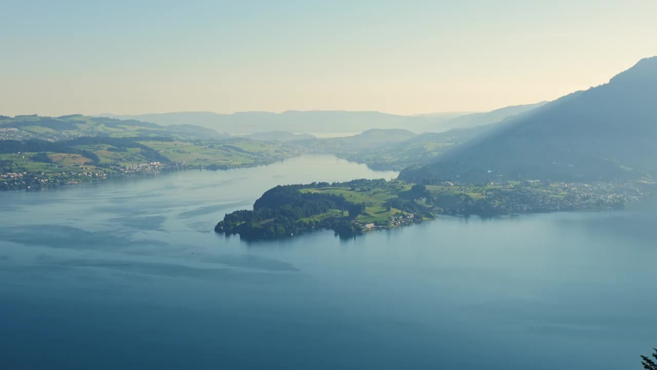 在一个阳光明媚的夏日，在卢塞恩湖和城市鸟瞰山景和湖景视频素材