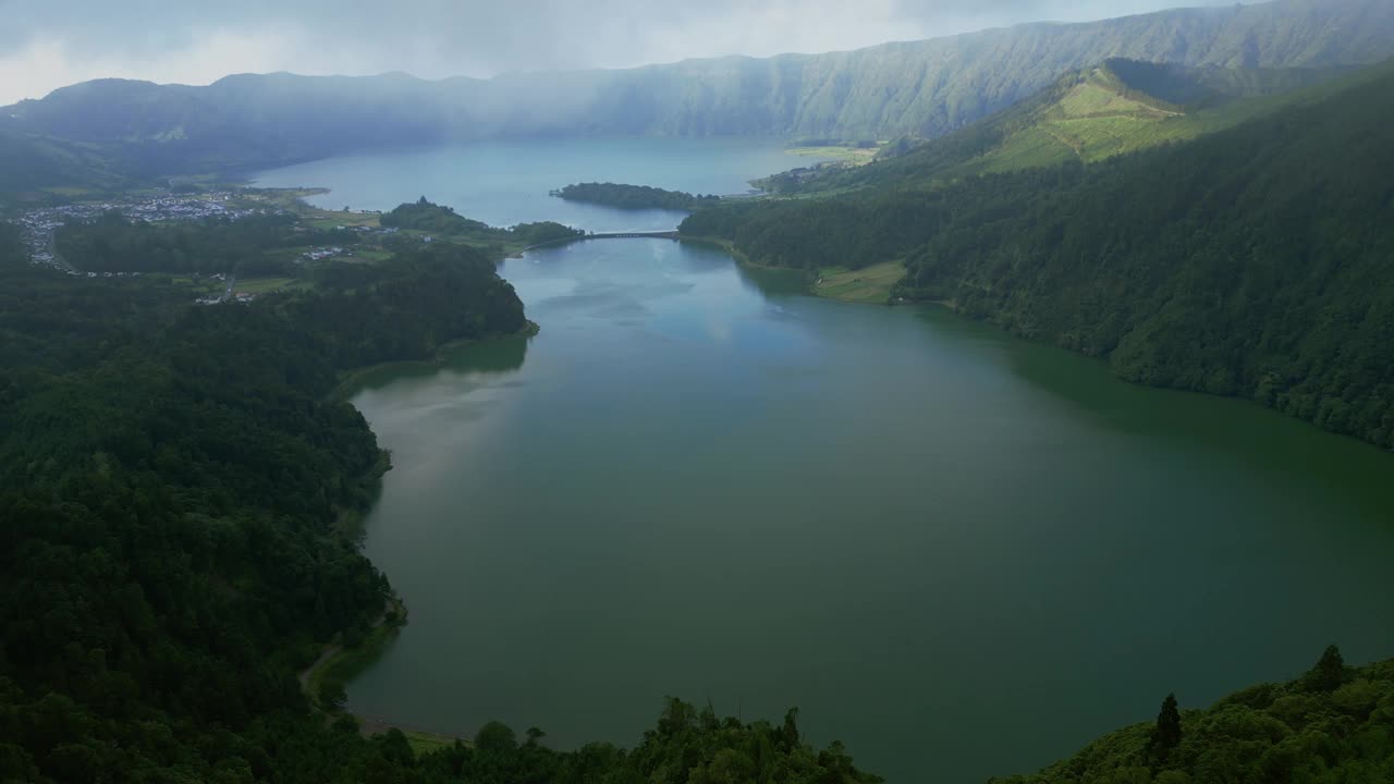 航拍图片Lagoa das Sete Cidades(七城泻湖)，葡萄牙泻湖，位于亚速尔群岛的s<s:1> o Miguel岛上，葡萄牙。视频素材