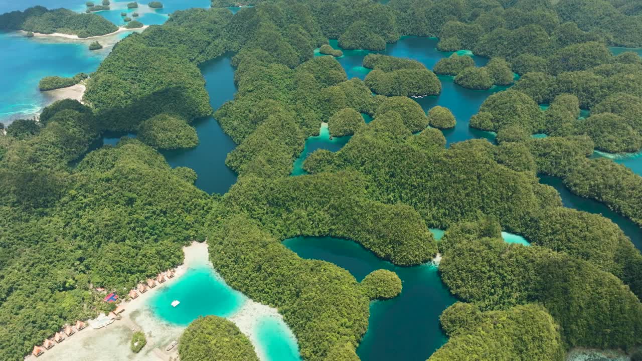 热带岛屿的俯视图。视频素材