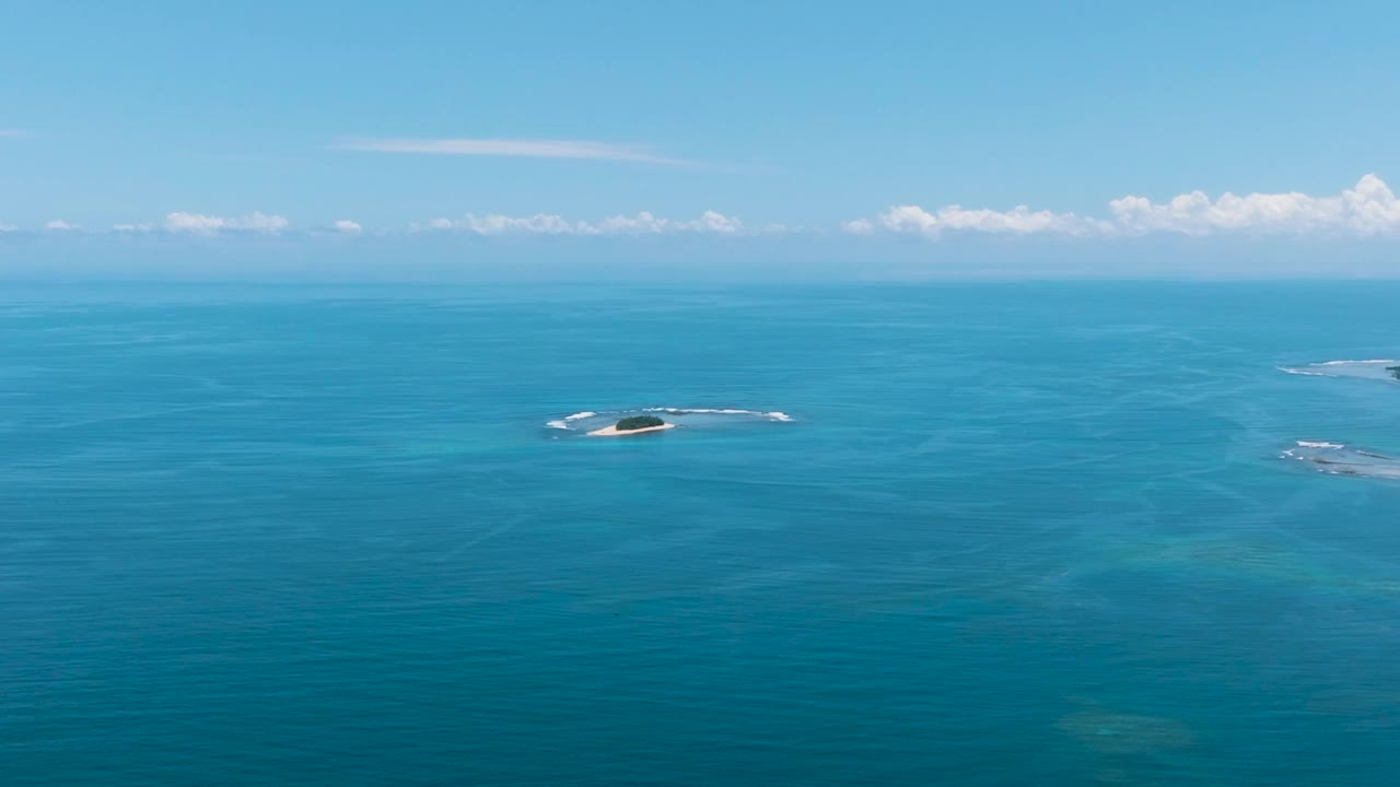 飞过海面。视频素材