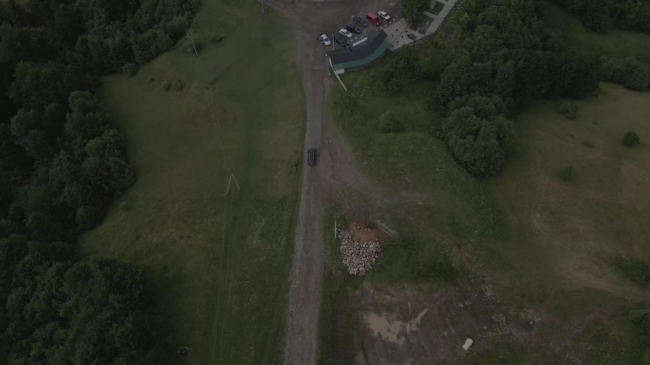 喀尔巴阡山脉被树木和绿色植物包围的道路俯视图，4k视频素材