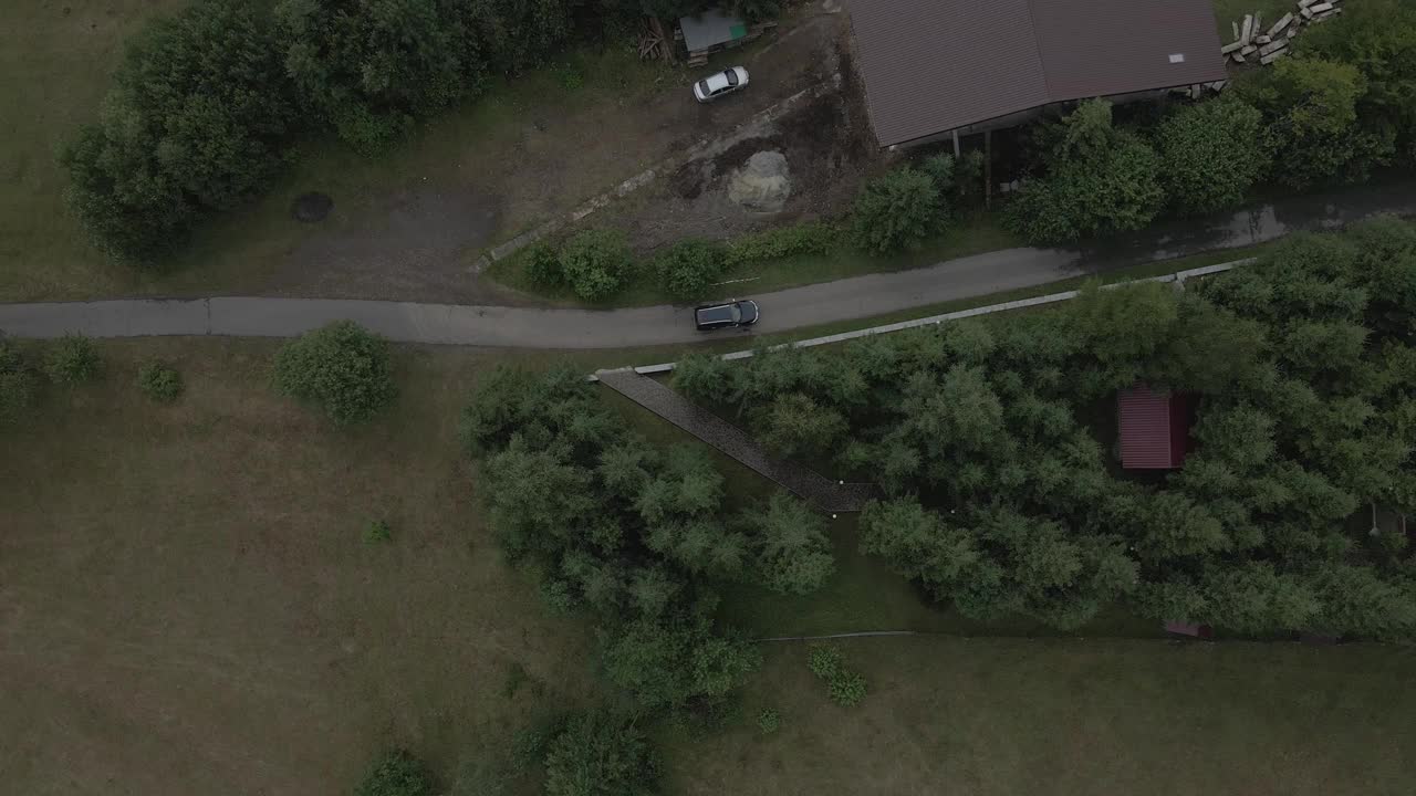 一辆汽车在通往喀尔巴阡山脉一家小旅馆的路上的俯视图，4k视频素材