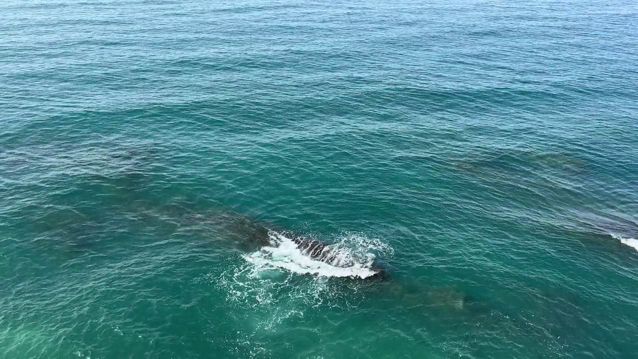 蓝色的海浪水面。视频素材