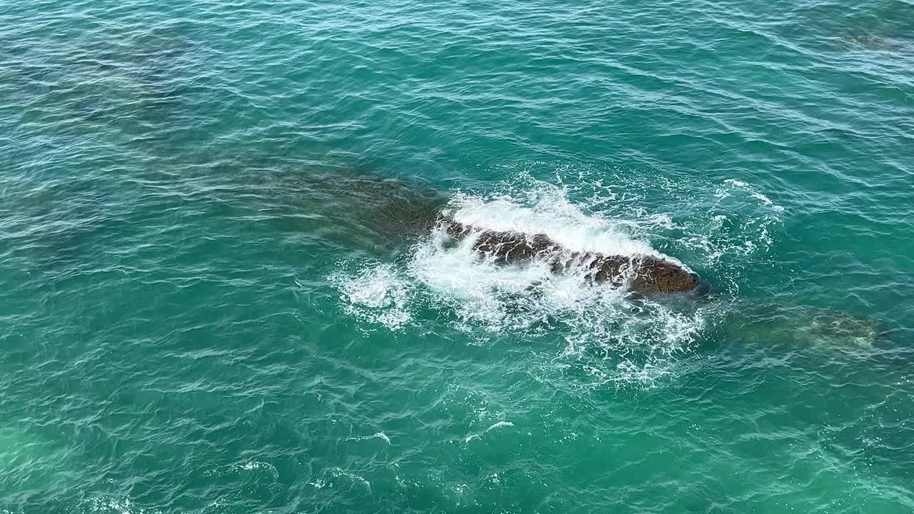 暴风雨的海浪，鸟瞰图。视频素材