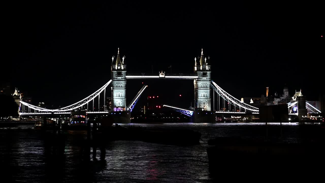 灯火通明的塔桥夜景视频素材