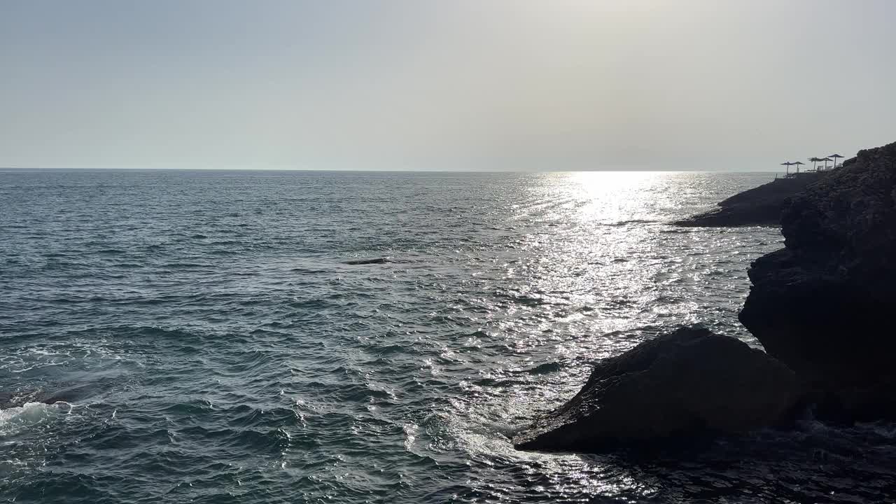 夏天，大海闪亮的海浪拍打着岩石，美丽的海景。视频素材