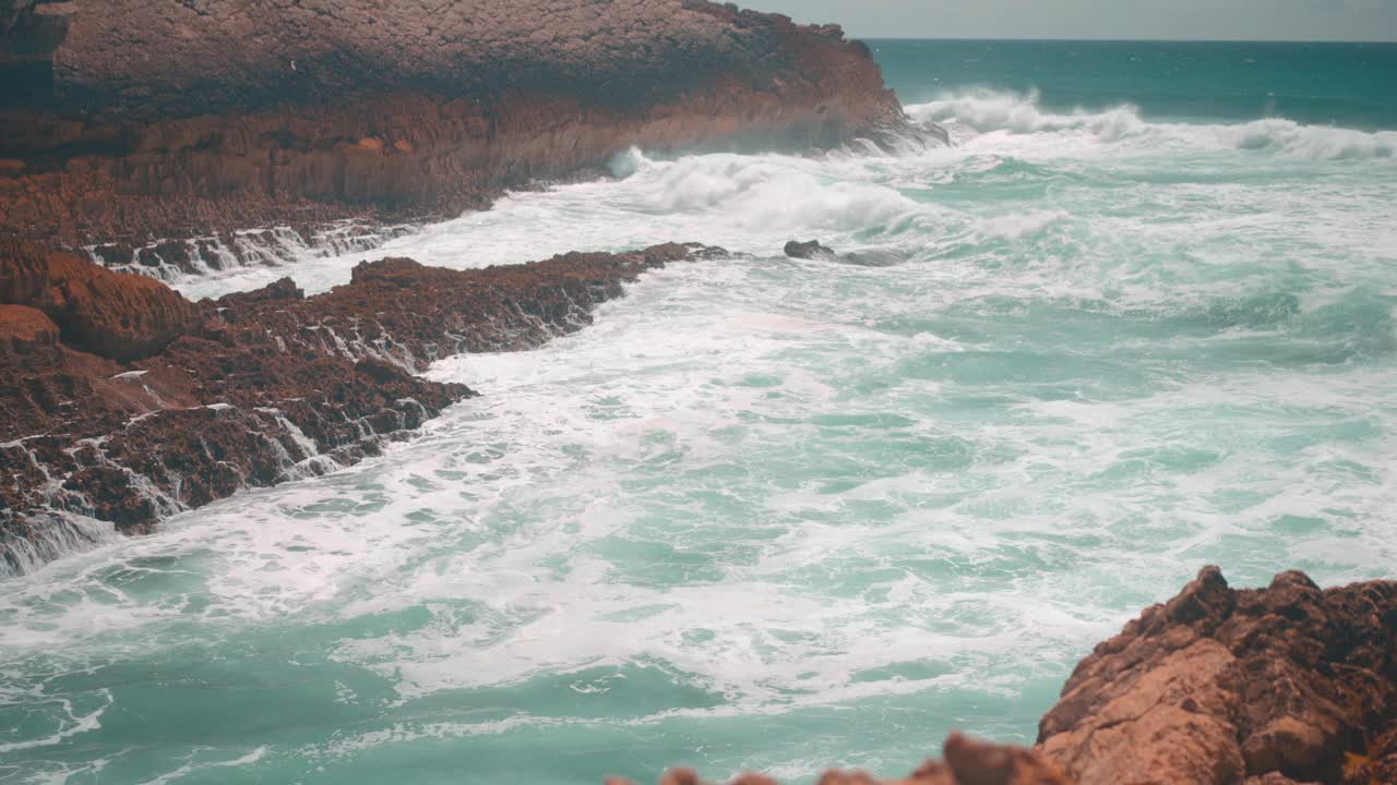 大西洋。暴风雨的夏日，巨大的海浪拍打着岩石海滩。美丽的大自然。视频素材