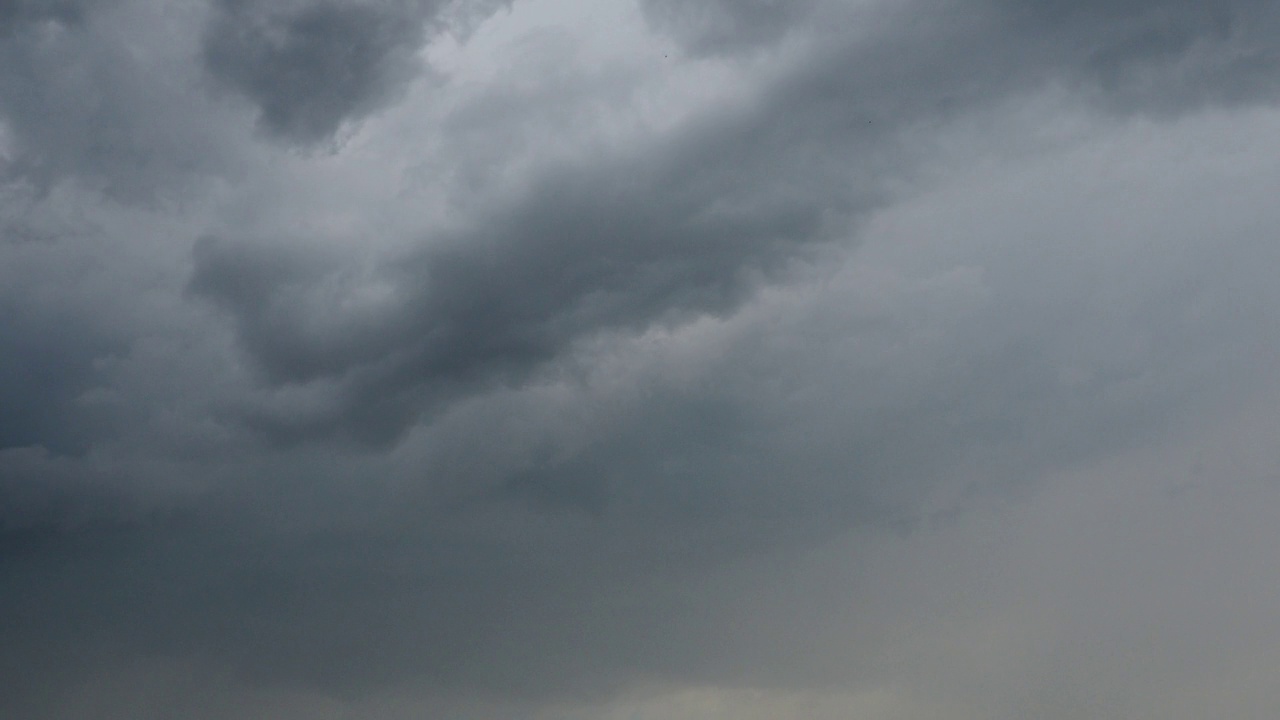 可怕的空气旋风，时间流逝，龙卷风。积雨云、阵雨云、雷雨云是垂直发展的对流云团，其底部为深灰色或黑色。视频素材