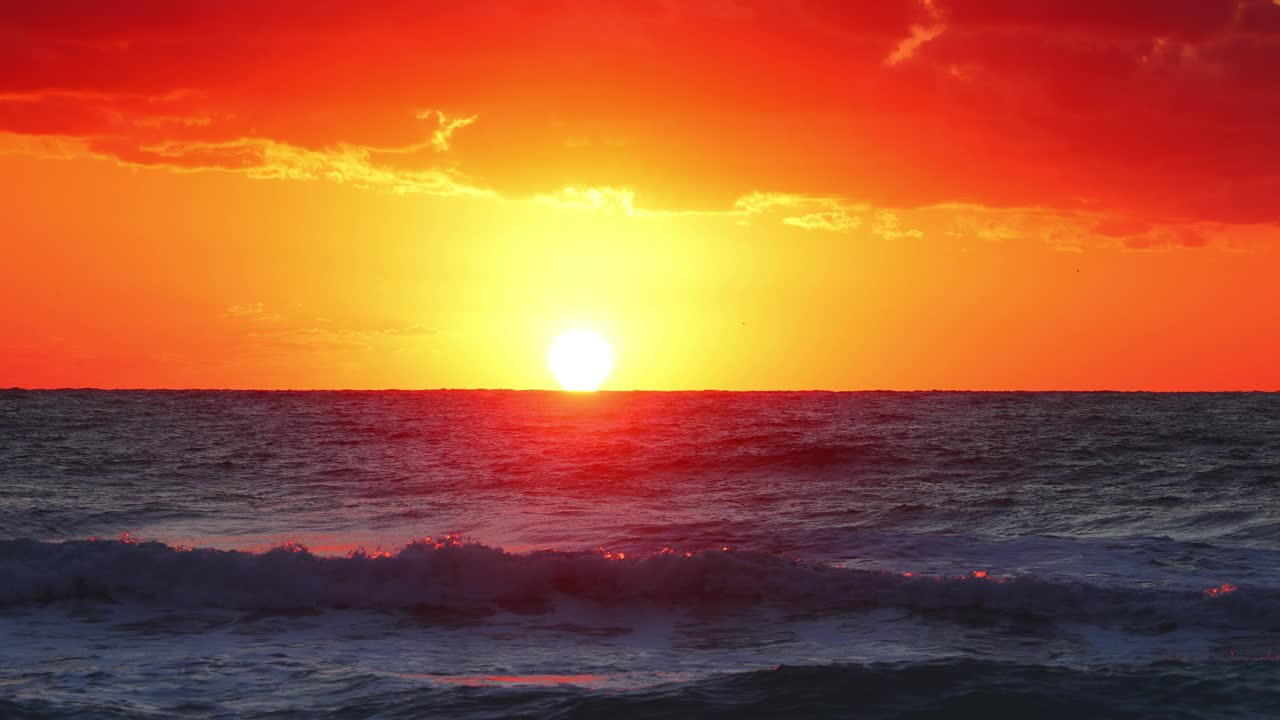 热带日出与戏剧性的云和阳光在海浪和加勒比海，海景地平线4K视频视频素材