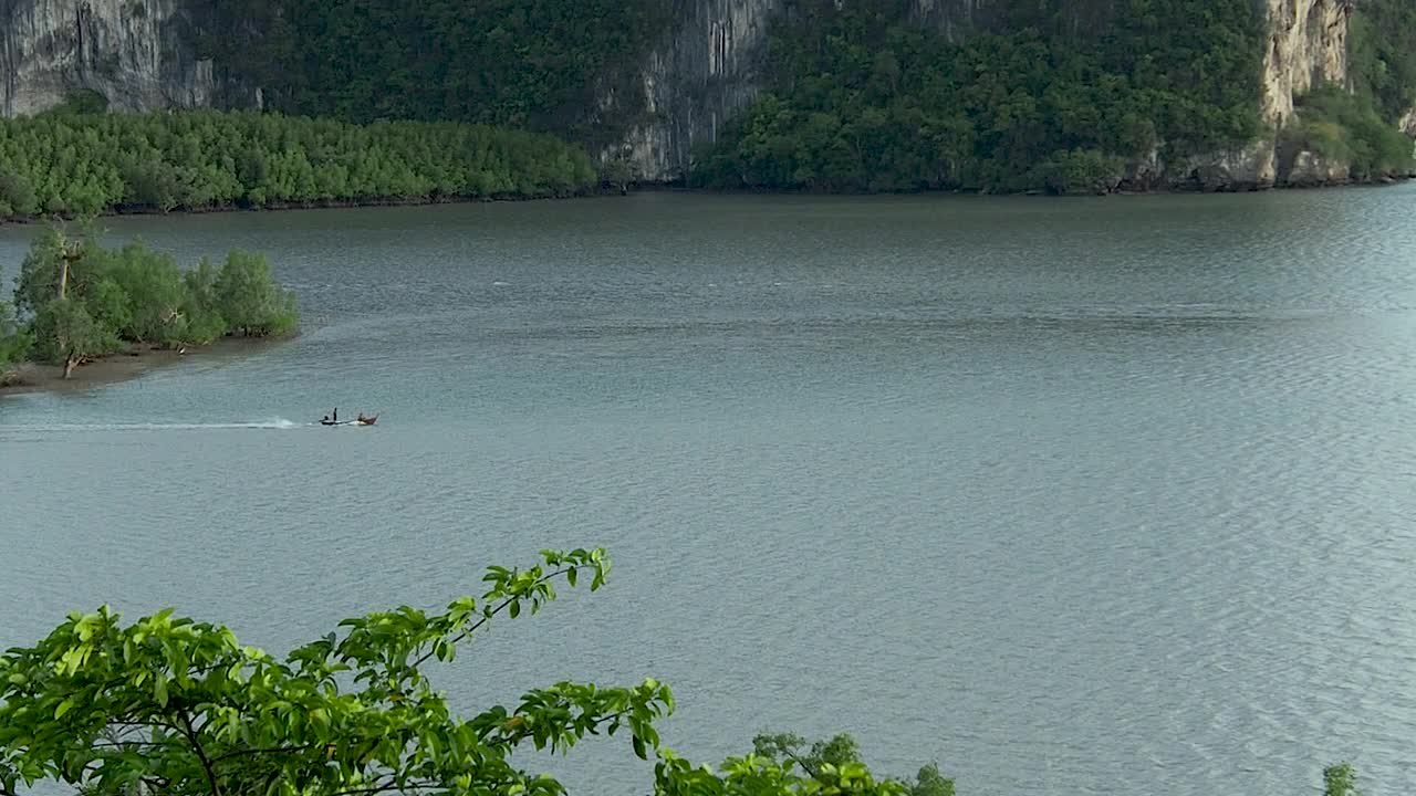 小船驶离岸边。视频下载