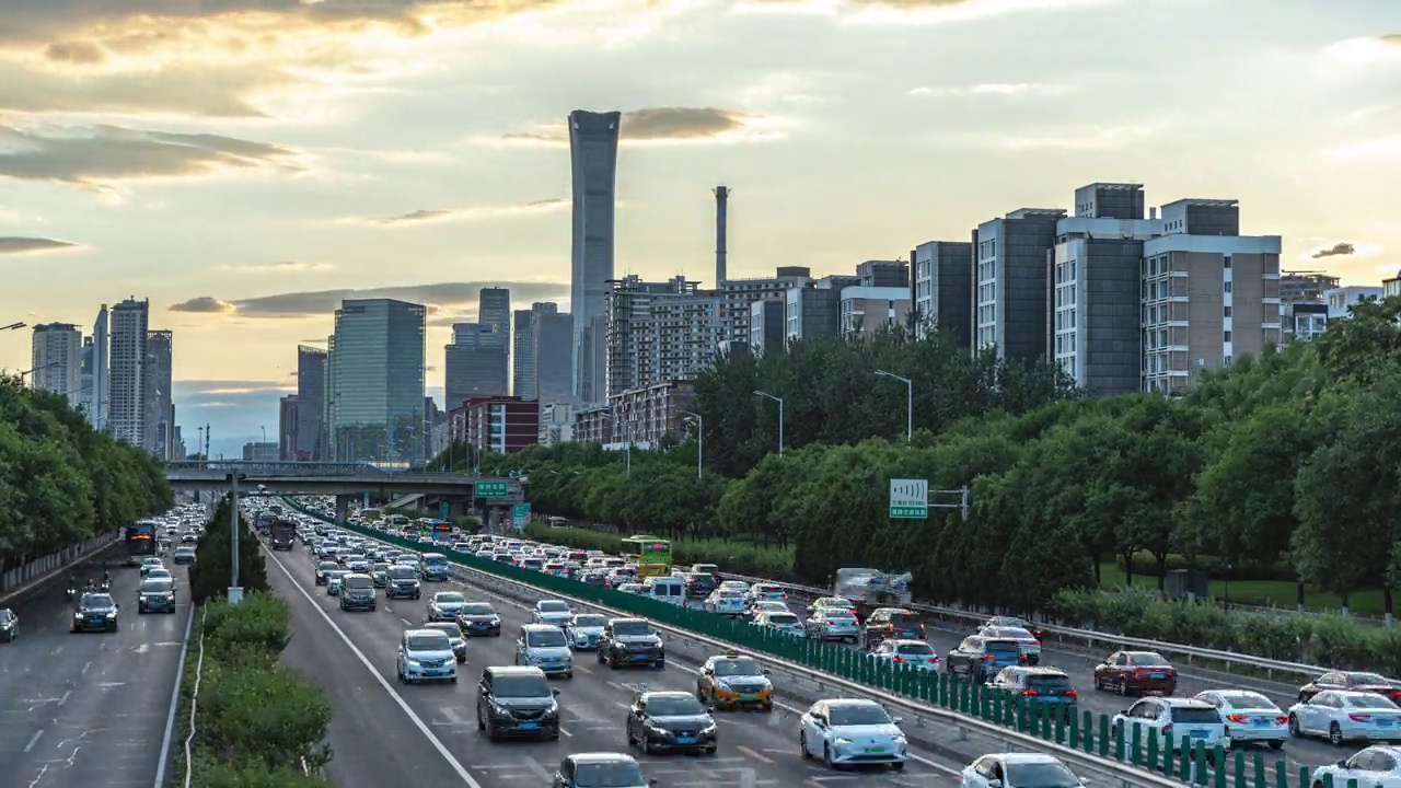 CBD大楼日夜延时拍摄的夜间道路交通流量视频视频素材