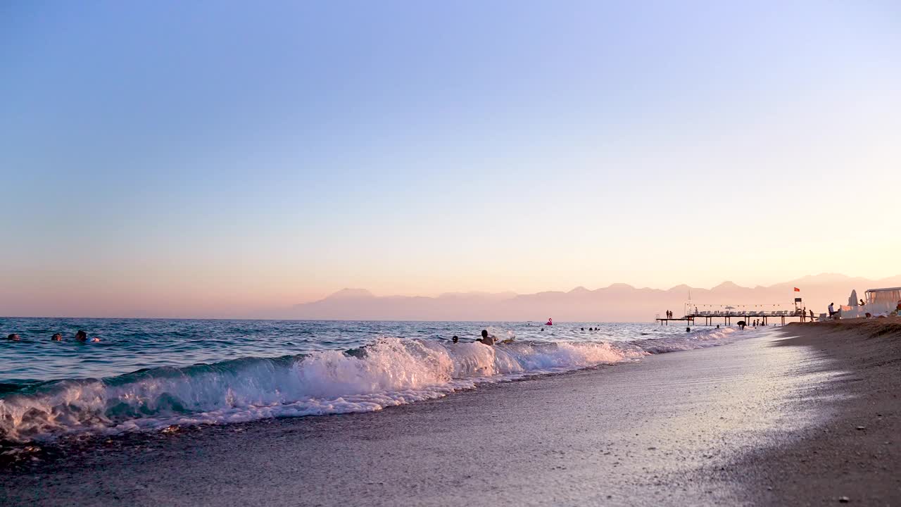 在炎热的夏夜享受海边的清凉吧!视频素材