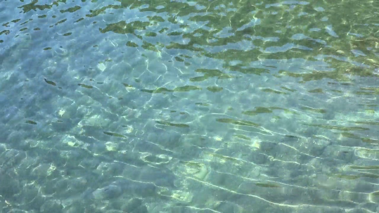 海水海洋晶莹剔透，表面绿松石蓝惊人的海景。视频素材