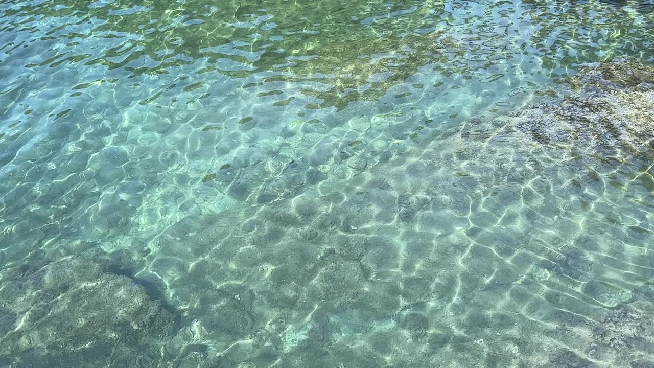 海水海水清澈，水面荡漾，碧蓝碧绿，海景美丽。视频素材