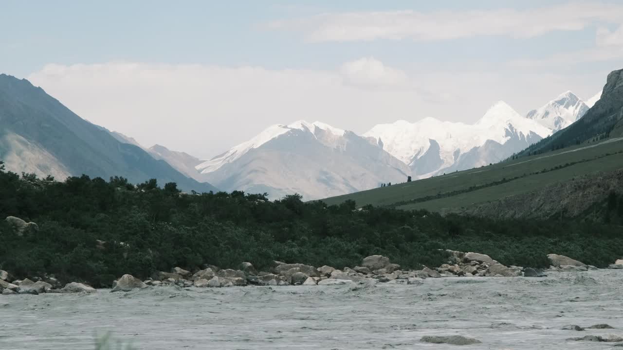 伊涅切克河位于南天山河谷视频素材