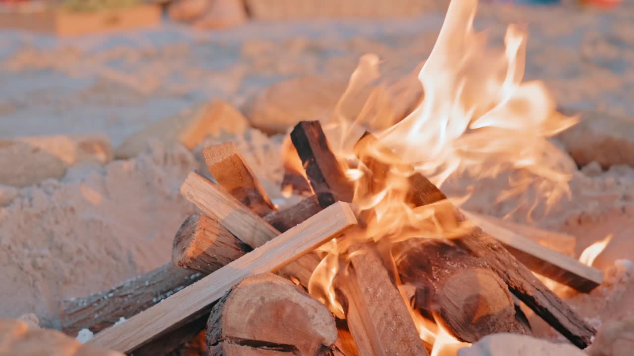 篝火，野餐或朋友在日落的海滩上度假，一起欢笑或喝啤酒。快乐的微笑，多样性或有趣的人在海边放松在迈阿密，美国的海洋之旅视频素材