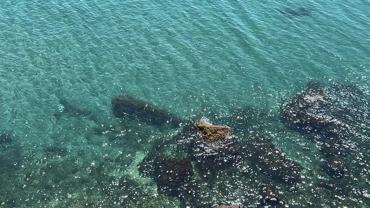 海上碧波碧绿，海景优美，鸟瞰。视频素材