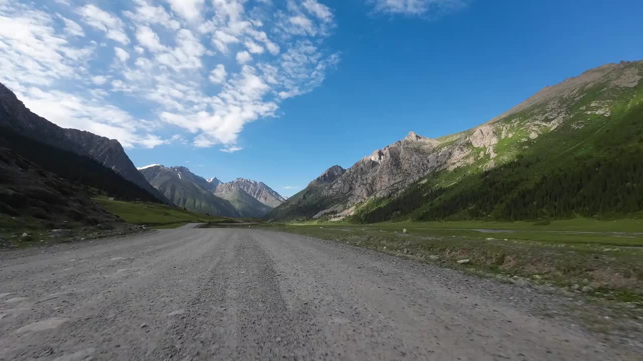 早晨在阳光普照的山谷中开车。汽车的观点视频素材