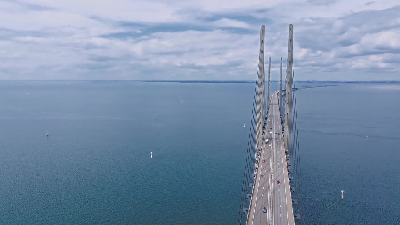 波罗的海上厄勒海峡大桥的全景鸟瞰图视频素材