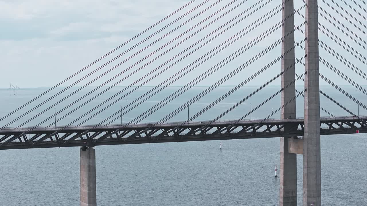 波罗的海上厄勒海峡大桥的全景鸟瞰图视频素材