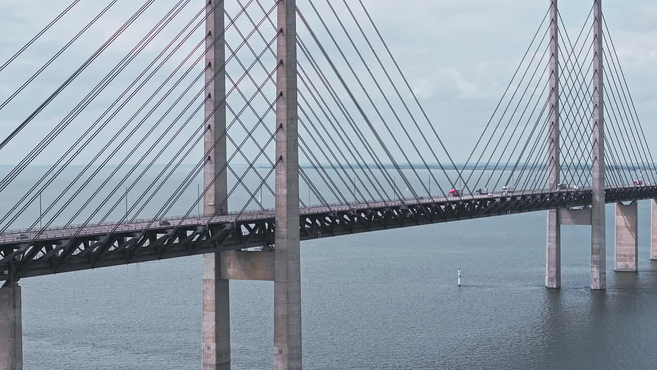 波罗的海上厄勒海峡大桥的全景鸟瞰图视频素材